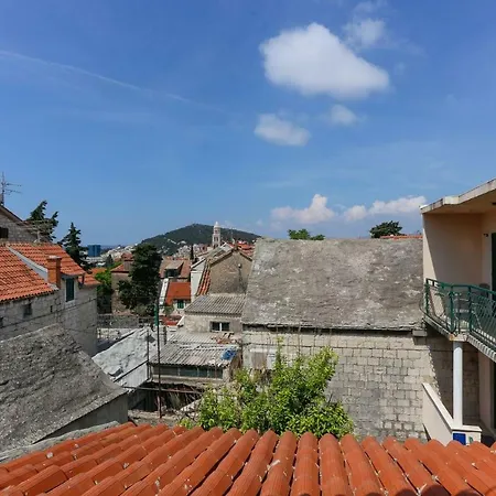 Апартаменти And Stone House