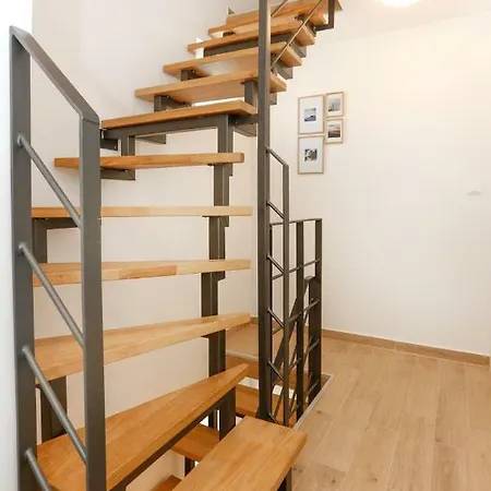 And Stone House * Split