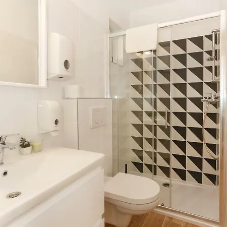 And Stone House Апартаменти *